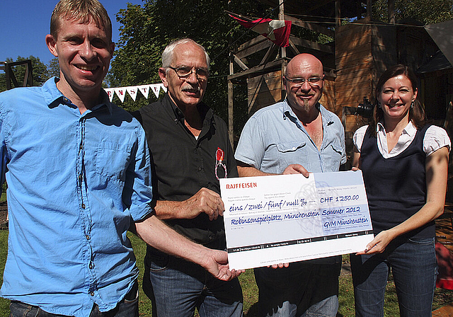 Geburtstagsbatzen vom Gewerbeverein: Gemeindemitarbeiter Armin Bolzern, Gewerbevereinspräsident Robi Schmidlin, Robileiter Robert Trummer und Gemeinderätin Christine Pezzetta (v. l.) freuen sich mit dem Robispielplatz Münchenstein.