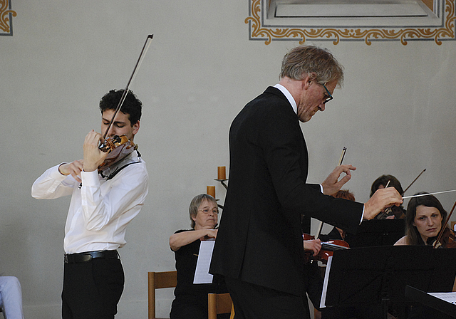 Entführte das Publikum in höhere musikalische Sphären: Der preisgekürte Violinist Edouard Mätzener im Violinkonzert D-Dur von Tschaikowski mit dem Orchester Dornach unter der Leitung von Markus Teutschbein.  Foto: Thomas Brunnschweiler