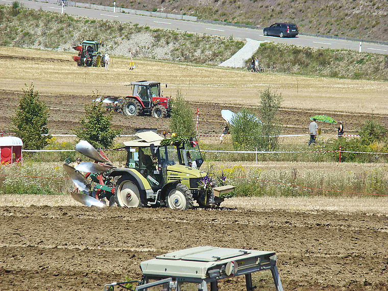 Zentimeter genaues Arbeiten: Landwirte aus der ganzen Schweiz zeigen Ihr Können mit Traktor und Pflugschar.  Foto: ZVG