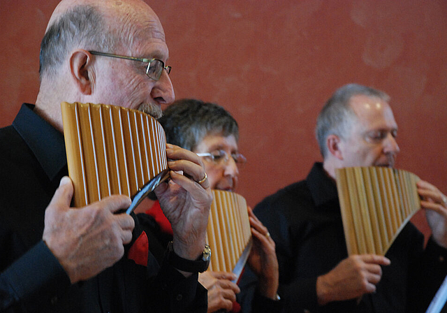 Weiche Naturklänge aus der Panflöte:  Heinz Aebi, Agnes Trottmann und Georg Hauenstein (v. l.)   Foto: Thomas Brunnschweiler