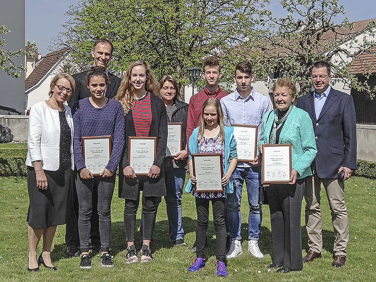 Alle Preisträger: Die Geehrten für soziales Engagement und sportliche Erfolge. Links Gemeindepräsidentin Marianne Hollinger, rechts Bürgerratspräsident Matthias Preiswerk.  Foto: Tobias Gfeller