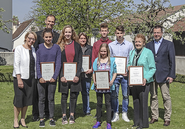 Alle Preisträger: Die Geehrten für soziales Engagement und sportliche Erfolge. Links Gemeindepräsidentin Marianne Hollinger, rechts Bürgerratspräsident Matthias Preiswerk.  Foto: Tobias Gfeller