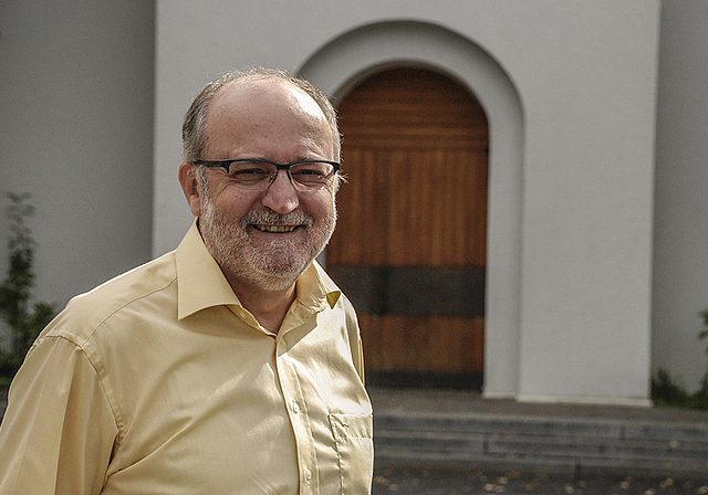 Alois Schuler vor der Kirche St. Nikolaus: «Die Konfessionen sind zusammen eine Familie, in der es wie in jeder Familie auch einmal Auseinandersetzungen gibt.»  Foto: Thomas Brunnschweiler