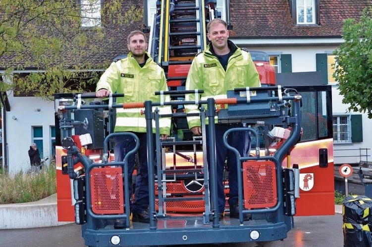 Hoch hinaus mit der Stützpunktfeuerwehr: Michael Härri (l.) und Michael Speiser zeigten, was ihr Feuerwehrauto kann. 
         
         
            Foto: Fabia Maieroni