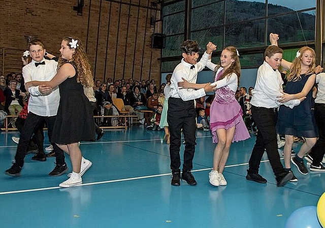 Im Tanzfieber: Schülerinnen und Schüler der 5./6. Klasse beim Tango. 
