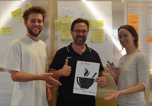 <em>Überzeugen mit dem Projekt SOUPer-Bowl: </em>Michel Thüring (Mitte), Selina Waeryr und Tobias Ertle.Foto: zvg