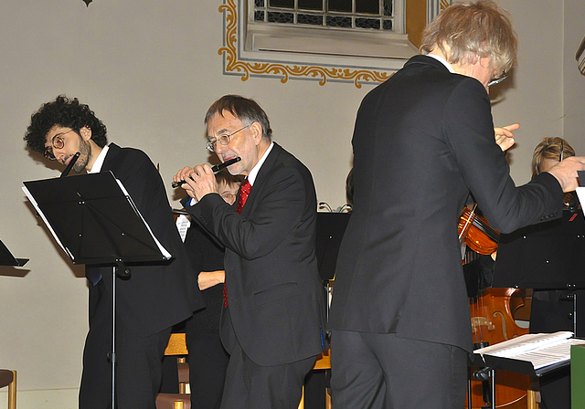 Wieder zurück: Raphael Leone (Mitte) hatte vor Jahrzehnten seinen ersten solistischen Auftritt mit dem Orchester Arlesheim. Foto: Isabelle Hitz