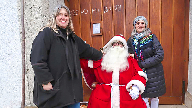 Vor einem Jahr war noch alles anders: Isabelle Wipf (l.) und Franziska Albrecht von «Attraktives Aesch» mit dem Samichlaus.   Foto: zVg