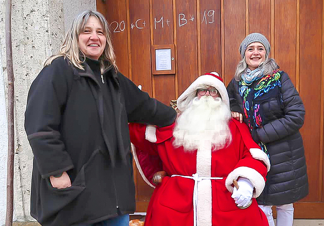 Vor einem Jahr war noch alles anders: Isabelle Wipf (l.) und Franziska Albrecht von «Attraktives Aesch» mit dem Samichlaus.   Foto: zVg