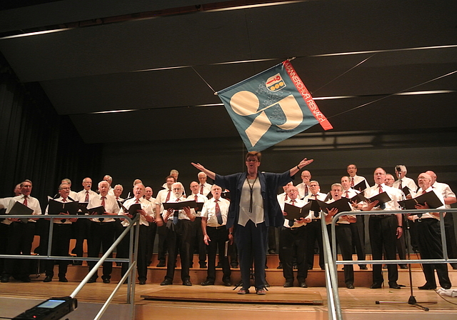 Boten beste Unterhaltung: Der Männerchor Reinach, dirigiert von Barbara Hahn.
