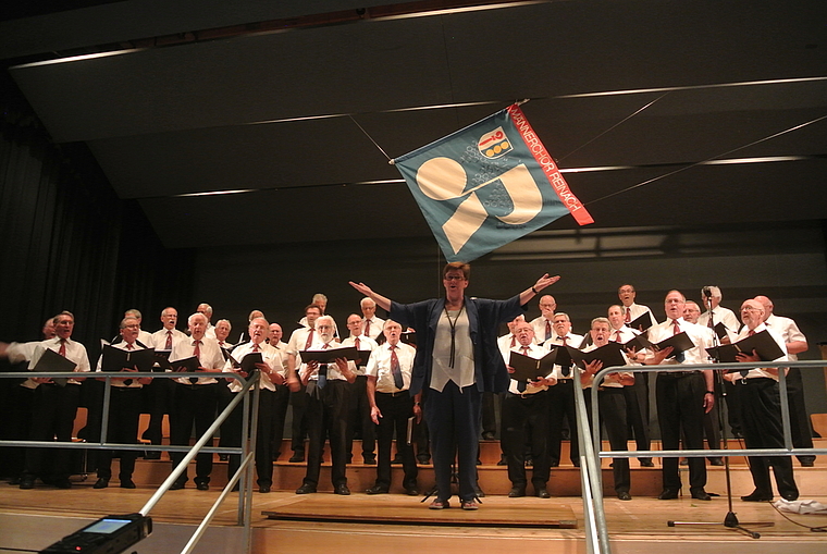 Boten beste Unterhaltung: Der Männerchor Reinach, dirigiert von Barbara Hahn.
