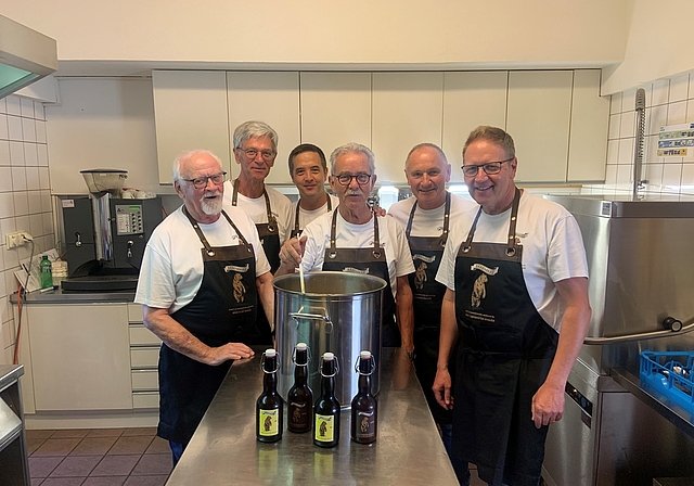 Vier verschiedene Geschmacksrichtungen: (v. l.) Beda Flury, Fredi Kilchherr, Mischa Schneider, Guido Schneider, Daniel Räber und Jürg Feigenwinter haben letztes Jahr 1600 Liter «Bärenbräu» gebraut. Foto: Caspar reimer