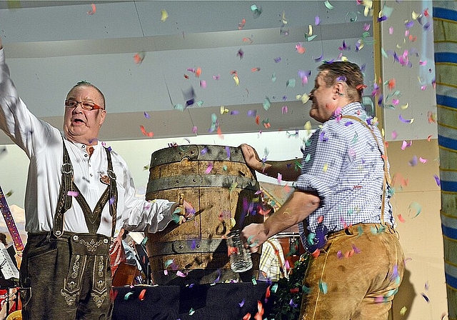 <em>Da war die Welt noch in Ordnung: </em>Der Erschwiler Bürgermeister (Urs Heizmann, l.) und der noch quicklebendige Tubist Toni Blaser (Werner Kamber) beim «Ozapf’n». Foto: Roland Bürki