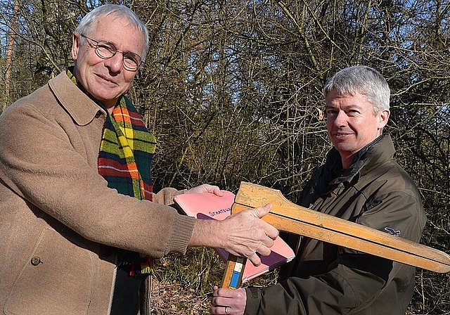 <em>Symbolische Amtsübergabe: </em>Martin Roth überreicht seinem Nachfolger Peter Tanner (r) die bewährte alte Messkluppe des Kreisforstamtes DornachFoto: zvg