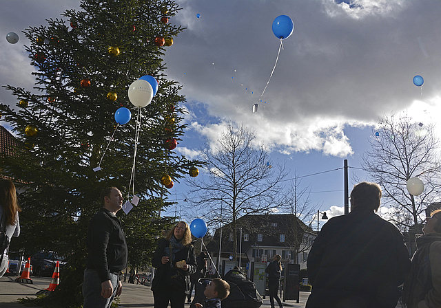 Mit den besten Wünschen an den Finder: Blau-weisse Luftballons flogen im Anschluss an den Reinacher Neujahrsapéro in alle Welt hinaus.  Foto: Heiner Leuthardt