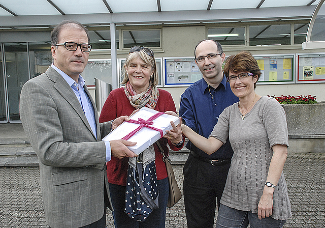 Ein «Geschenk» für die Gemeinde: Gemeindepräsident Giorgio Lüthi nimmt von Ursula Berset-Hänggi, Sergio und Isabelle Viva die Unterschriften entgegen (v. l.).  Foto: Thomas Brunnschweiler