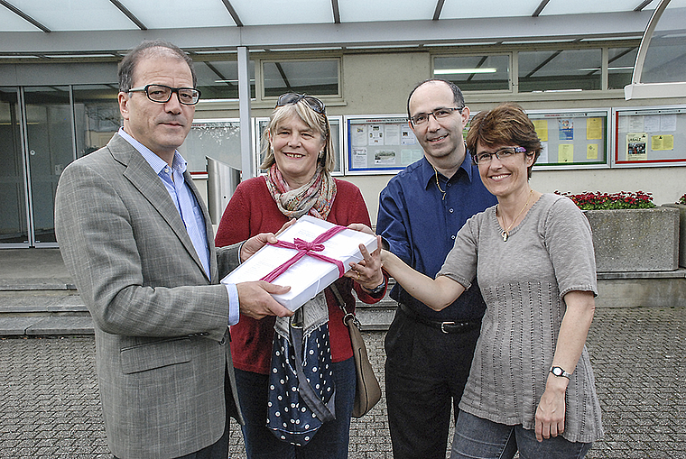 Ein «Geschenk» für die Gemeinde: Gemeindepräsident Giorgio Lüthi nimmt von Ursula Berset-Hänggi, Sergio und Isabelle Viva die Unterschriften entgegen (v. l.).  Foto: Thomas Brunnschweiler