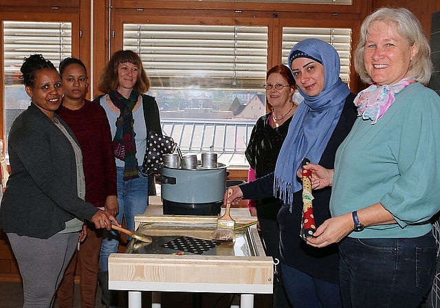 <em>Zusammenarbeit: </em>Carole Seeberger (r.) mit einigen Atelier-Frauen. Sie stellen im Augenblick Bienenwachstücher her.Foto: Gini MInonzio