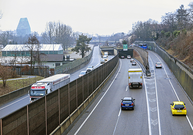 Nadelöhr Schänzli: Ab Oktober wird der Tunnel in Fahrtrichtung Basel bis 2022 nur noch einspurig befahrbar sein – die Vorarbeiten für eine provisorische Behelfsspur ab Ausfahrt Muttenz-Nord sind seit Montag im Gange. Foto: Edmondo Savoldelli