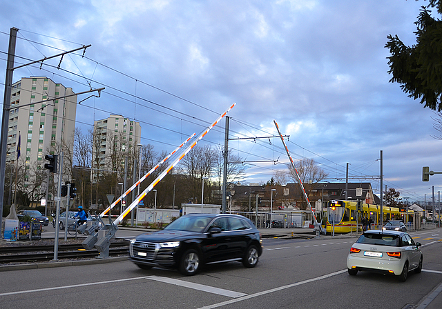 Haltestelle Surbaum: Entlang der Baselstrasse sind die diversen Tramübergänge verkehrstechnische Nadelöhre.  Foto: Thomas Kramer