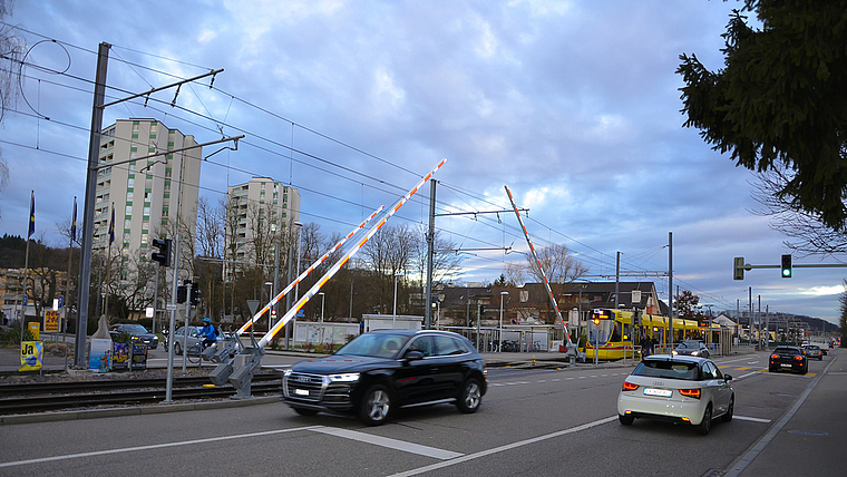 Haltestelle Surbaum: Entlang der Baselstrasse sind die diversen Tramübergänge verkehrstechnische Nadelöhre.  Foto: Thomas Kramer