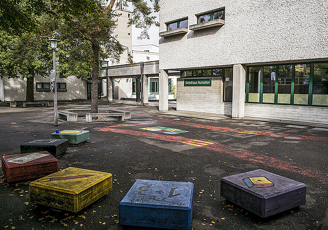 Primarschulhaus Aumatten: Die Sanierung und der Ausbau der Reinacher Schulanlagen kosten mehr.  Foto: Kenneth Nars