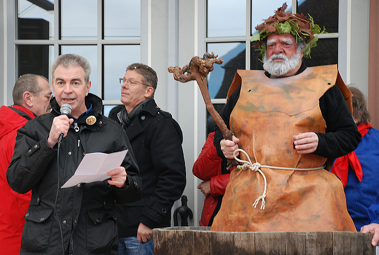 Auftakt zur Fasnacht: Dieter Bloch, der Schöpfer der neuen Blagette, und der Rebgeist (v. l.).  Foto: Thomas Brunnschweiler