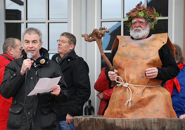 Auftakt zur Fasnacht: Dieter Bloch, der Schöpfer der neuen Blagette, und der Rebgeist (v. l.).  Foto: Thomas Brunnschweiler