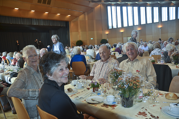 Fröhliche Stimmung: Die Senioren wurden von der Gemeinde eingeladen.  Foto: jay altenbach