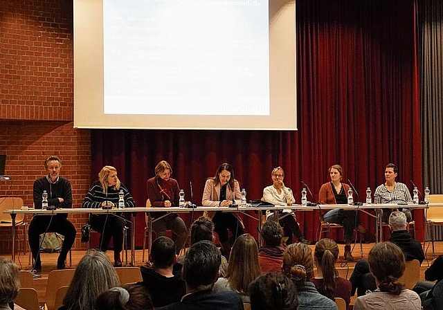 Informationsabend: Vertreterinnen und Vertreter der Stadt Basel, der Stadt Zürich und der Gemeinde Allschwil stellten ihre Modelle von Tagesschulen vor. In der Mitte auf dem Podium: Gemeinderätin Brigitte Treyer (FDP). Foto: Tobias Gfeller