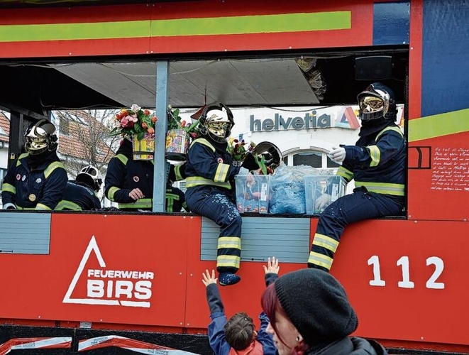 Beliebtes Sujet: Mehrere Formationen thematisierten die neu gegründete
Regionalfeuerwehr Birs, wie hier die «Poker Waggis».