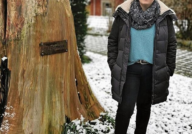 Freut sich auf ein vielseitiges Aufgabenfeld als Sozialdiakonin: Corinne Züllig vor der Skulptur «Begegnung» neben der reformierten Kiche in Laufen. Foto: Melanie Brêchet