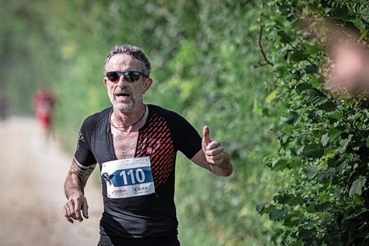 Weiter nach rechts: Der Streckenposten zeigte den Läufern den weiteren Verlauf der Laufstrecke. Fotos: Katja Schmidlin