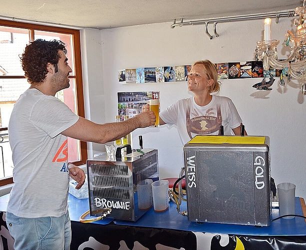 Ein Prost aus zarter Hand in Nuglar: Sarah empfiehlt zum heissen Brauerei-Samstag das blonde Schwarzbuebe-Sommerbier.
