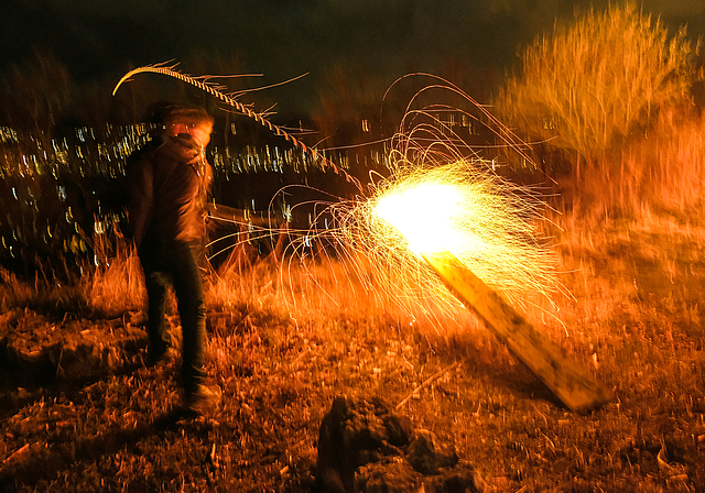 Lichterzauber: Ein Sprängredli zischt ins Tal und hinterlässt seine feurige Spur.  Foto: Thomas Brunnschweiler