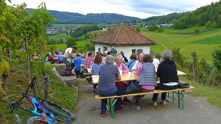 Alte Tradition, neuer Fokus:  Während die Rebwache früher zum Schutz der Reben vor Mensch und Tier diente, steht heute das gesellige Beisammensein bei einem guten Wein im Vordergrund. Foto: Milos Mihajlovic