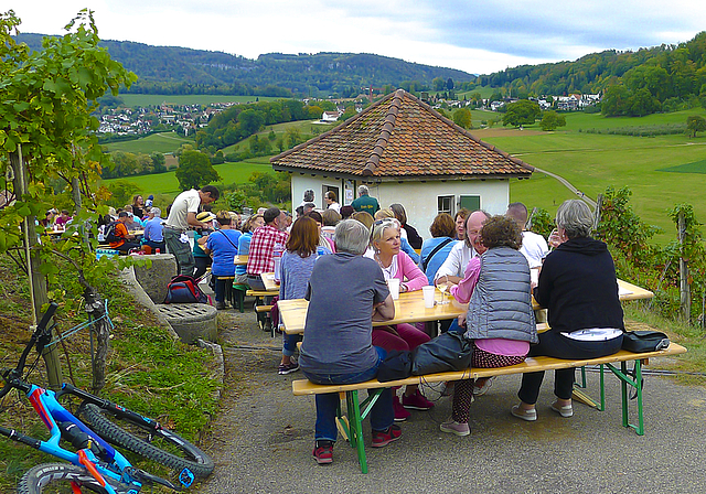 Alte Tradition, neuer Fokus:  Während die Rebwache früher zum Schutz der Reben vor Mensch und Tier diente, steht heute das gesellige Beisammensein bei einem guten Wein im Vordergrund. Foto: Milos Mihajlovic