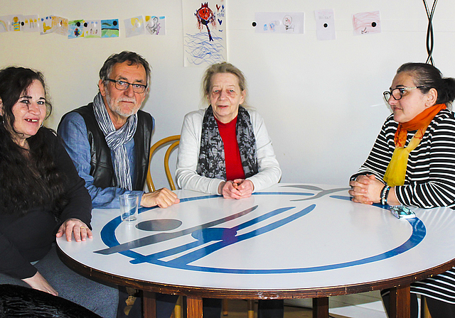 Auf Augenhöhe: Claude Hodel unterstützt Martina Ruf, Ursula Steiner und Gina Zaric (v. l.) bei der Bewältigung des Alltags und hat immer ein offenes Ohr für ein persönliches Gespräch..  Foto: Caspar Reimer