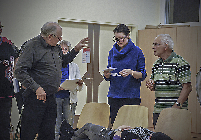 Detailversessen: Regisseur Georges H. Wolf instruiert Tanja Wüst (Dr. Kibiz) und Willy Wahl (Dr. Kautz).  Foto: Thomas Brunnschweiler