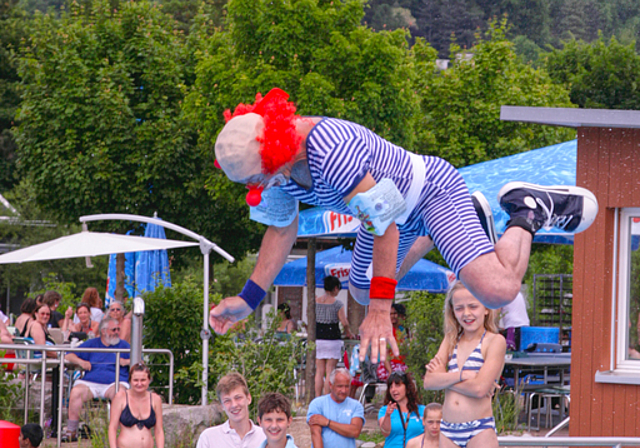 Nur mit Schwimmflügeli: Dieser Clown fasste all seinen Mut zusammen und sprang vom Dreimeterbrett.  Fotos: Lukas Hausendorf