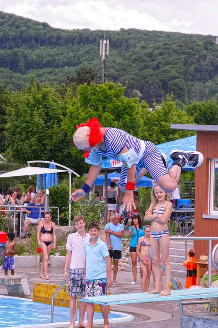 Nur mit Schwimmflügeli: Dieser Clown fasste all seinen Mut zusammen und sprang vom Dreimeterbrett.  Fotos: Lukas Hausendorf