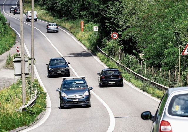 Neue Sicherheitsmassnahmen: Auf dem Autobahnabschnitt zwischen Aesch und Angenstein gilt neu Tempo 80.Zwischen den beiden Fahrspuren wurden zudem Mini-Baken aufgestellt. Foto: Archiv/Kenneth Nars