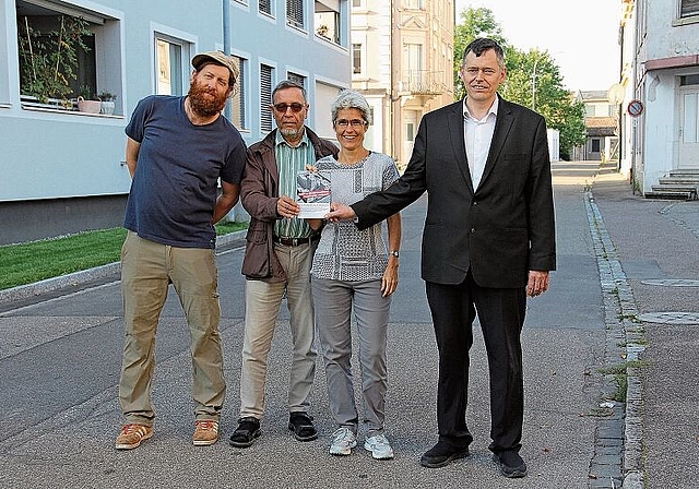 Nein-Komitee (v.l.): David Huggel, Alfred Speiser, Isabelle Viva und Stefan Haydn, hier in der Schützenmattstrasse mit Blick Richtung vanBaerle-Areal. Foto: Tobias Gfeller