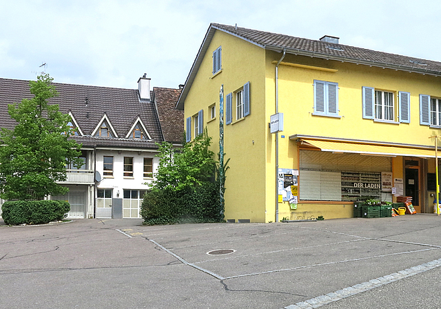 Umwandlung: Aus der Post (l.) wird im Dorfladen (r.) eine Postagentur.   Foto: Edmondo Savoldelli