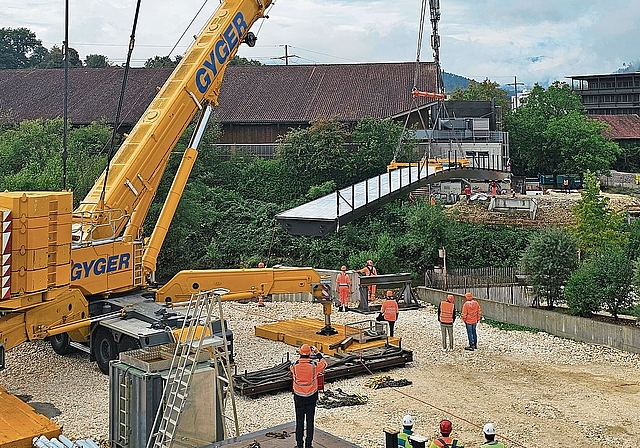 Wurde am Dienstag eingeschwenkt: Die neue Norimattbrücke führt neben der Eishalle über die Birs und wird voraussichtlich Ende Oktober eröffnet. Foto: Melanie Brêchet