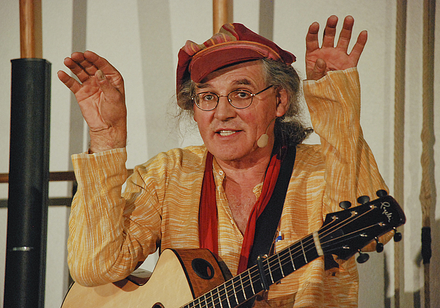 Mit dem Schalk im Nacken: Linard Bardill begeisterte mit seinen Lied-Geschichten. Foto: Thomas Brunnschweiler