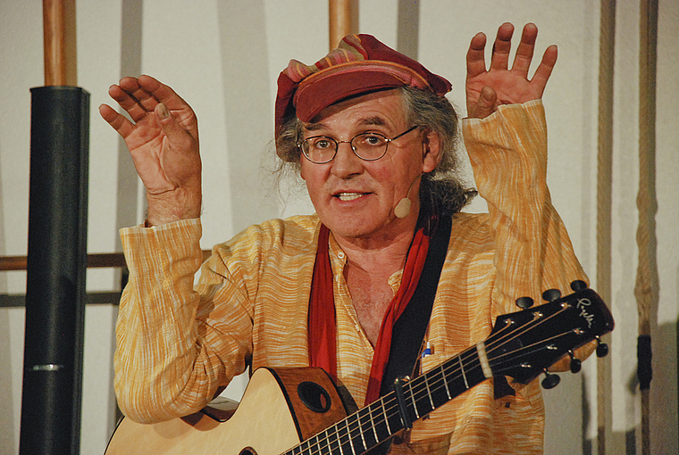 Mit dem Schalk im Nacken: Linard Bardill begeisterte mit seinen Lied-Geschichten. Foto: Thomas Brunnschweiler