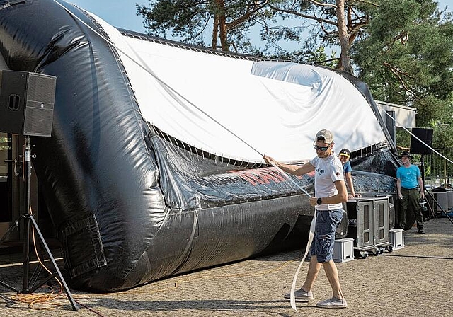 Aufblasen und hochfahren: Allein die Montage der Leinwand benötigt viel Kraft.Foto: zvg