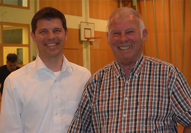 Stabübergabe: Christian Mende (l.) übernimmt von Robert Oser. Foto: Bea Asper