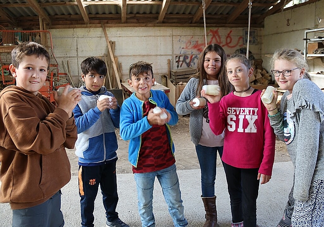 <em>Kinder stellen Butter her: </em>Die meisten wussten vorher nicht, wie aus Milch «Angge» wird Fotos: Benildis Bentolila
